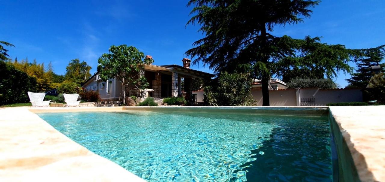 House Spina Nyaraló *